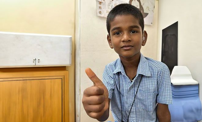 Schwerhöriges Kind in Indien mit einem Hörgerät
