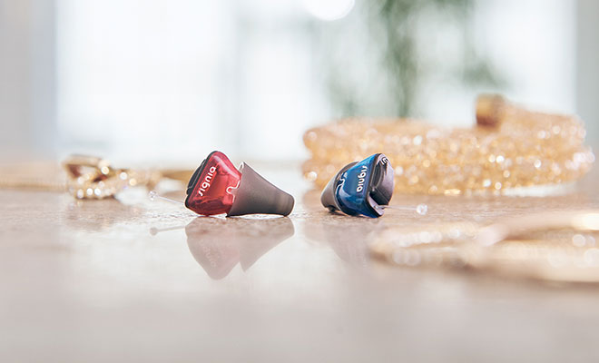Winzige Im-Ohr-Hörgeräte im Größenvergleich